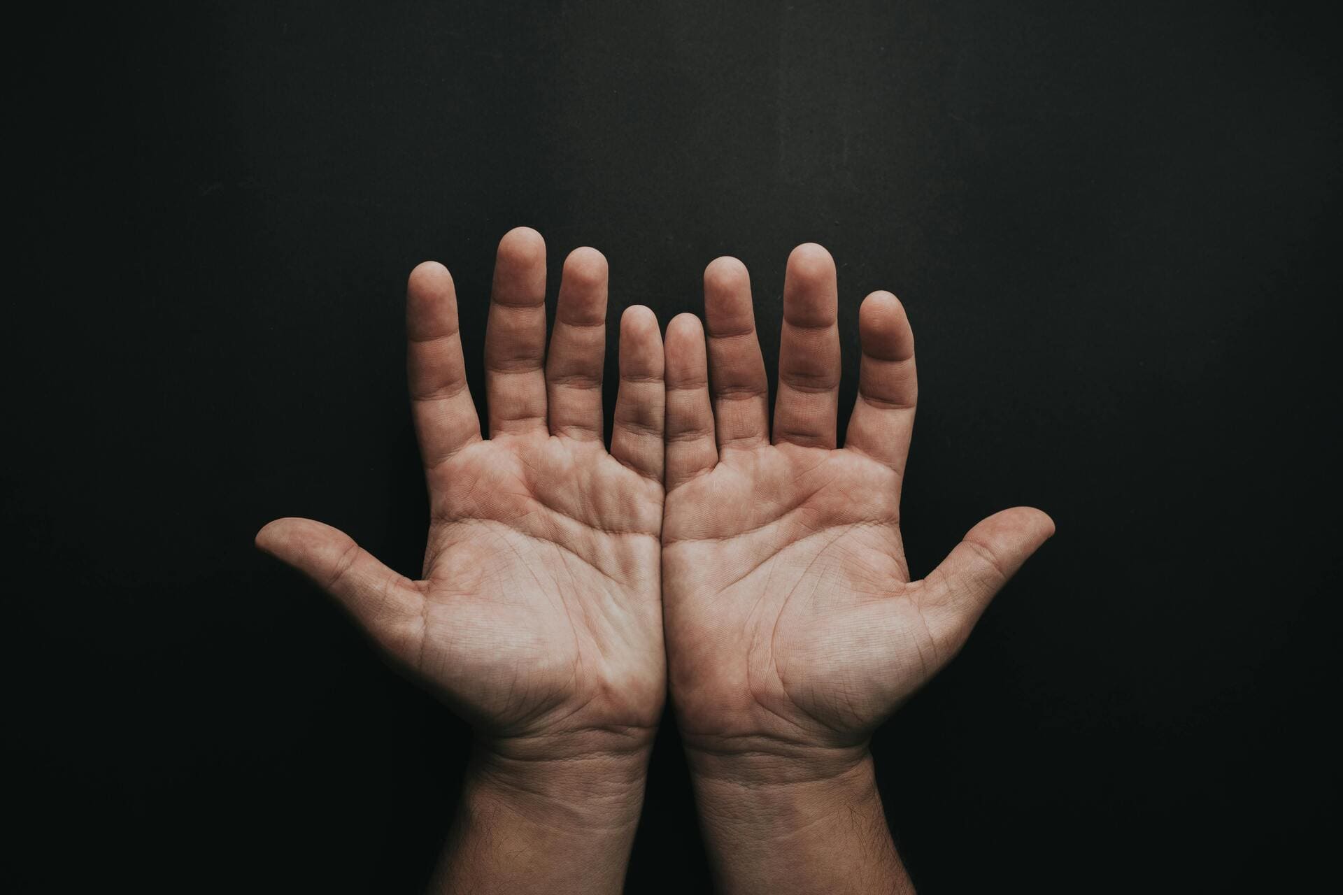 Photo de mains d'un magnétiseur rebouteux guérisseur.